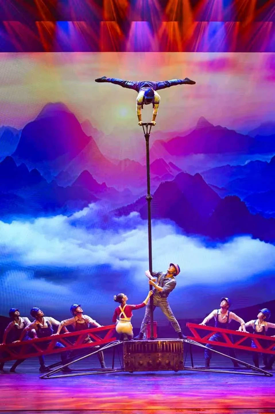 DLW Lighting Illuminates the Acrobatic Drama (4) DLW Lighting Illuminates the Acrobatic Drama (4)
